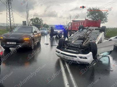 Աբովյան քաղաքում բախվել են BYD-ն, Mitsubishi Grandis-ը, «ՎԱԶ»-ը և Mercedes-ը. վերջինս գլխիվայր շրջվել է