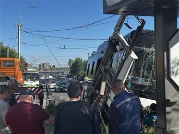 Երևանում 23 համարի ավտոբուսի վթարի հետևանքով վնասվել են նաև տրոլեյբուսի այդ հատվածի  լարերը
