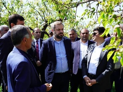 Պետությունը ձեզ մենակ չի թողնի. Գևորգ Պապոյանը այցելել է կարկուտից տուժած բնակավայրեր