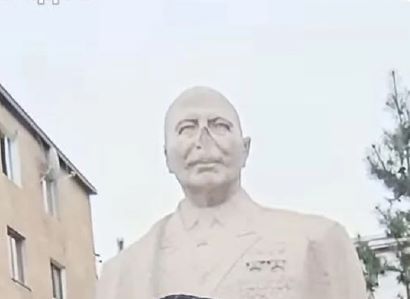 Азербайджанцы в Степанакерте снесли памятник маршалу Баграмяну