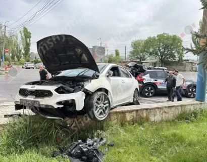Երեւանում «Kia»-ն բախվել է բազալտե եզրաքարին և հայտնվել մայթին. հրդեհ է բռնկվել. կան տուժածներ