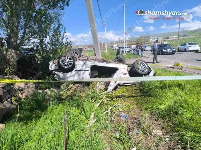 Արթիկում «BMW»-ն բախվել է քարե պարսպին, բետոնե էլեկտրասյանը և գլխիվայր շրջվել. վարորդը հիվանդանոցի ճանապարհին մահացել է