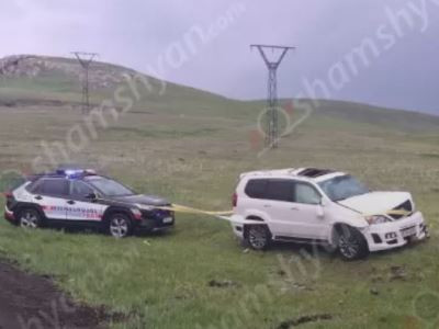 Շիրակի մարզում մեքենան դուրս է եկել երթևեկելի գոտուց, շրջվել և հայտնվել դաշտում. shamshyan.com