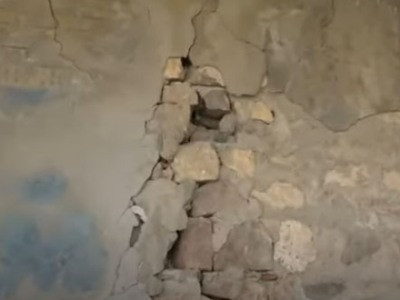 «Կարմիր բլուրում» ուրարտական պատը վերականգնելու ծրագիրը կասեցված է. հատուկ արտադրված աղյուսները թափված են. Սուքիասյան