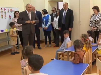 «Որ կակա տամ, էլ չես լացի՞». Նիկոլ Փաշինյանն այցելել է Գյումրու «Զանգակ» մանկապարտեզ