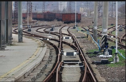 В Курской области РФ во время движения грузового локомотива обрушился мост: часть поезда рухнула вниз