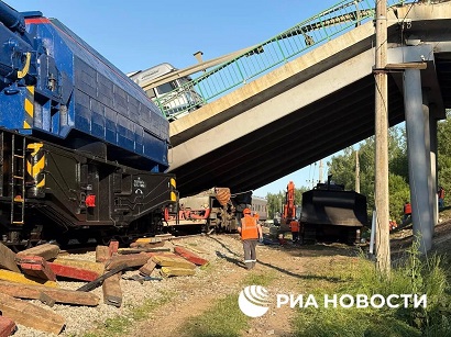 Губернатор: Причиной обрушения моста на поезд в Брянской области РФ стал подрыв