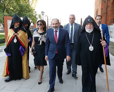 «Իրավունք». Փաշինյանը հրահանգել է ՔՊ-ականները կոմպրոմատներ հավաքեն եկեղեցու մարզային թեմերի առաջնորդների վերաբերյալ