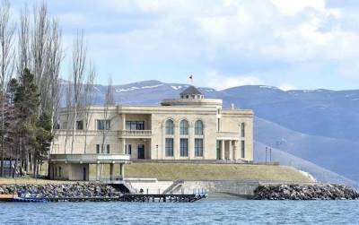 «Հրապարակ». ՔՊ–ականները մինչեւ ուշ գիշեր կերել–խմել են, քծնել Փաշինյանին