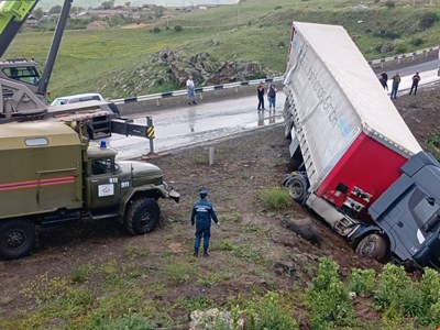 Փրկարարները կցորդիչով բեռնատարը ուղղել և դուրս են բերել ճանապարհի երթևեկելի հատված