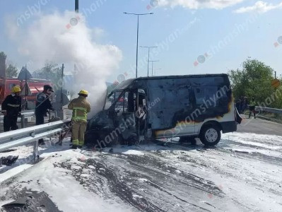 Աշտարակի մայրուղում ծաղիկներ տեղափոխող «Ford Transit»-ը բախվել է պատնեշներին և բռնկվել. կրակը տեսանելի է 100 մետրից