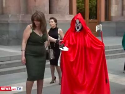У здания Правительства прошла акция в поддержку Армянской апостольской церкви