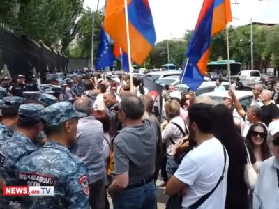 «Радужный прием» с лозунгами «предатель»: В Ереване перед парламентом Армении прошли сразу две акции