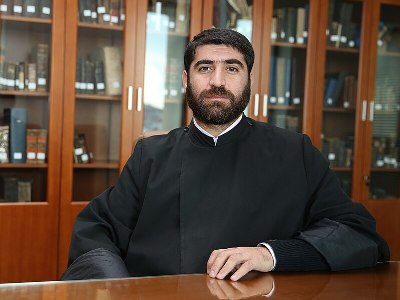 Փաշինյանը բացեիբաց խախտում է այն սահմանը, որը պետք է պահպանվի պետության ու Հայ Եկեղեցու միջև. Արարատ քահանա Պողոսյան