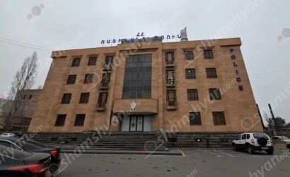 Երեւանում տղամարդը հարձակվել է նախկին կնոջ տան վրա, ծեծի ենթարկել նրան, կրակոցներ արձակել և հնչեցրել սպառնալիքներ