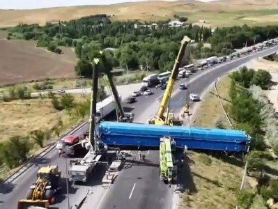 Ղազախստանում երրորդ օրն է չեն կարողանում հեռացնել ճանապարհը փակած բեռնատարը