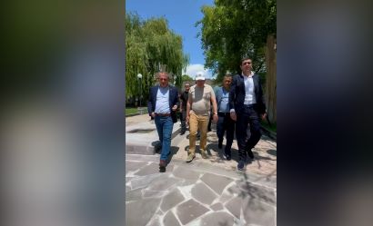 Փաշինյանն ու Առուշանյանը զբոսնում են Գորիսում