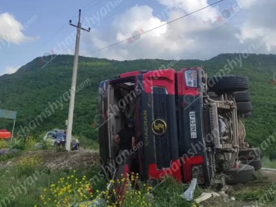 Մարմարիկում բախվել են «Opel Astra»-ն և հողով բարձված «Sհacman» բեռնատարը․ վերջինը կողաշրջվել է․ shamshyan.com