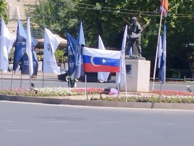 Այսպիսի դրոշ էր այսօր հայտնվել Երևանի կենտրոնում. տեղադրողներին տուգանել են, դրոշը՝ հանել