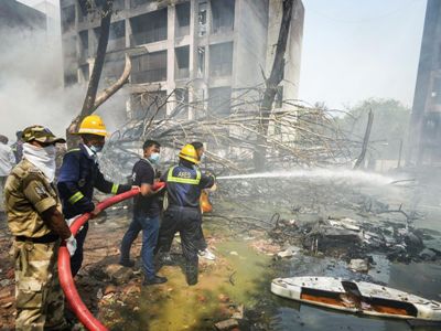 На месте крушения самолета в Индии нашли 60 тел