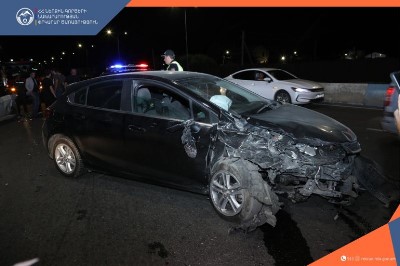 Երևանում Chevrolet–ն բախվել է ընթացող BMW-ին, ապա կայանված 4 մեքենաների. կա վիրավոր