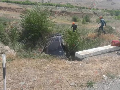 ՊՆ զինծառայողը «Mercedes»-ով դուրս է եկել երթևեկելի գոտուց և հայտնվել ջրատարում․ կա վիրավոր