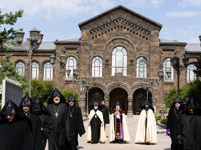 Հայոց Հայրապետը սրբազան Աջով օրհնել է հոգևոր դասին և ներկա ժողովրդին