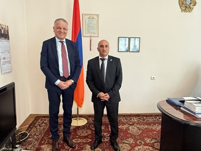 Глава делегации ЕС в РА посетил ЦИК Армении