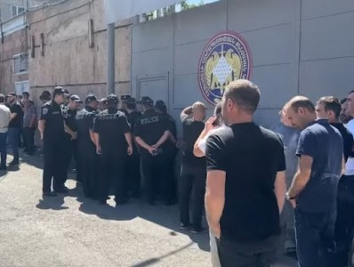 Մեծ թվով ոստիկաններ ժամանեցին ՔԿ, որտեղ Սամվել Կարապետանի աջակիցներն են