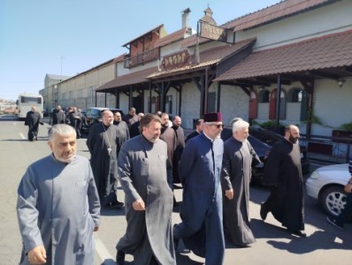 В поддержку главы компании «Ташир групп»: Во дворе суда в Ереване собрались и священники