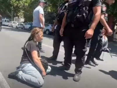 Родственники пропавших без вести военнослужащих перекрыли улицу Гераци
