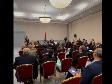 Armenia PM meets with members of Turkey’s Armenian community in Istanbul