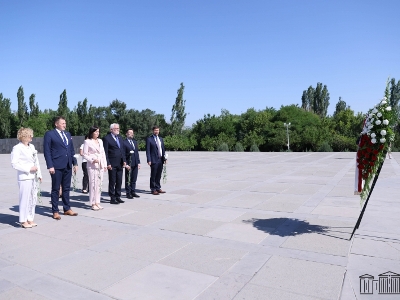 Լեհաստանի Սեյմի պատվիրակությունն այցելել է Ծիծեռնակաբերդի հուշահամալիր