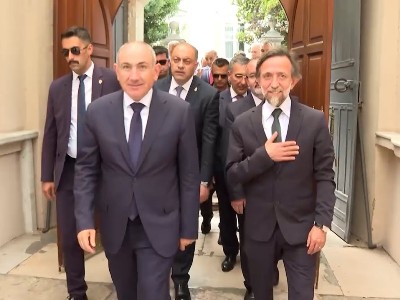 PM Pashinyan visits Armenian church in Istanbul, lights candle