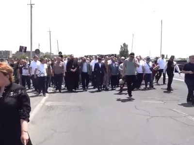 «Ազատություն քաղբանտարկյալ Սամվել Կարապետյանին». Վանկարկում են երթով Էջմիածին գնացող քաղաքացիները