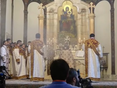 Քաղաքացիները երթով հասան Մայր տաճար. պատարագ է մատուցվում