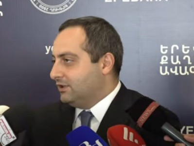 Փոխքաղաքապետը լրագրողի դիտարկումից հետո ընդհատեց ճեպազրույցն ու հեռացավ