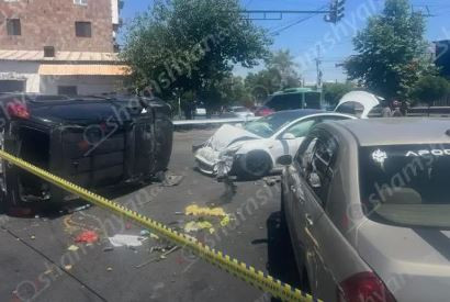 Երևանում բախվել են Tesla-ն, Nissan-ը և Lexus-ը. վերջինս շրջվել է.ամուսինները և նրանց 6 ամսական աղջնակը հոսպիտալացվել են