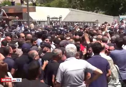 Իրավիճակը Մայր Աթոռում կրկին լարվեց. ոստիկանները քաշքշում են քաղաքացիներին (ուղիղ)