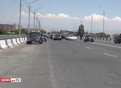 Police searching cars on Yerevan-Vagharshapat (Ejmiatsin)  motorway