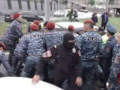 Police use force to detain people on Vagharshapat (Ejmiatsin)-Yerevan highway
