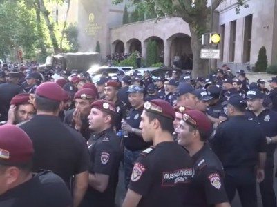 Ոստիկանները շարունակում են ՔԿ–ի մոտից բերման ենթարկել քաղաքացիներին (ուղիղ)