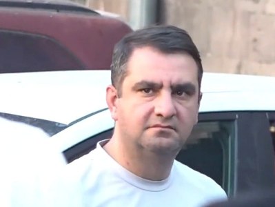 Քաղաքացիական հագուստով ՔԿ շենքի դիմաց է Հայկ Հարությունյանը