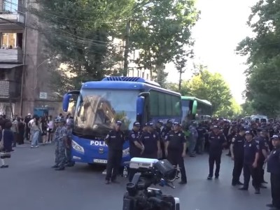 Քաղաքացիներին զանգվածաբար ձերբակալում են, նորությունների արտահերթ թողարկում ռուսերեն