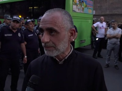 «Մեծ ցավ է տեսնելը՝ իշխանություններն ինչքան կարող են իջնել ու ոտնահարել մեր ազգային սրբություննները». Տեր Եսայի
