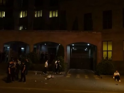 Քաղաքացիները երթով գնում են դատարան, որտեղ քննվելու է Միքայել Սրբազանի խափանման միջոցի հարցը (ուղիղ)