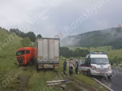 Ֆիոլետովո գյուղում կցորդիչով բեռնատարով դուրս է եկել երթևեկելի գոտուց և բախվել երկաթե արգելապատնեշներին