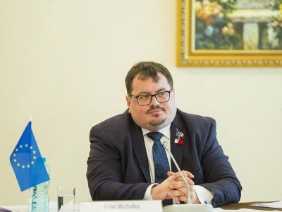 Посол ЕС в Азербайджане решил повозмущаться в связи с «бесчеловечным обращением» с азербайджанцами в России