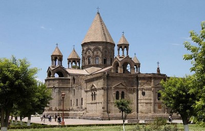 «Փաստ». Եկեղեցու դեմ պատերազմում Նիկոլ Փաշինյանի հույսը մնացել են մի քանի «աբիժնիկները»