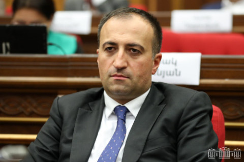 «Իրավունք». Եկեղեցու դեմ պատերազմում Փաշինյանին մի այլ կարգի «դուխ» է տալիս